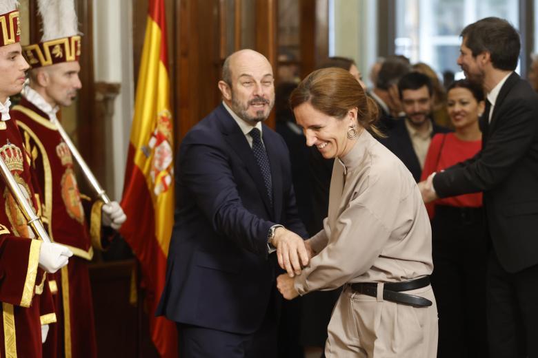 La ministra de Sanidad, Mónica García, y el presidente del Senado, Pedro Rollán