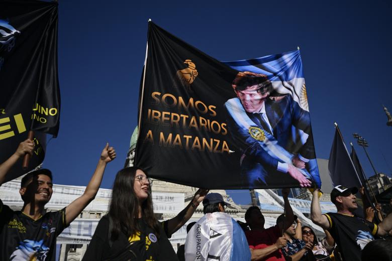 Los partidarios de Javier Milei se reúnen frente al Congreso antes de la ceremonia de toma de posesión, en Buenos Aires