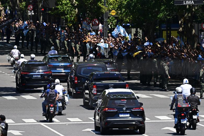 El coche en el que viaja Javier Milei hacia el Congreso donde jurará como próximo jefe de Estado