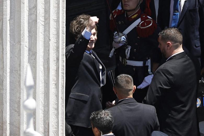 Javier Milei saluda desde las escalinatas del Congreso a la multitud