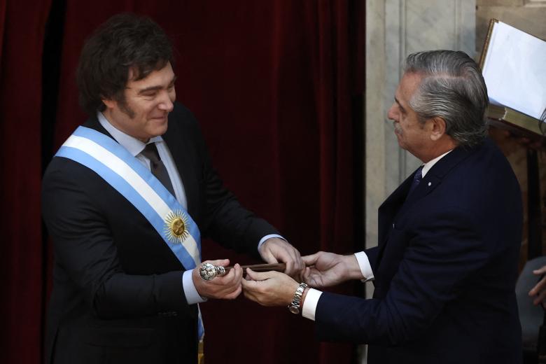 El presidente entrante de Argentina, Javier Milei, recibe el bastón presidencial del presidente saliente, Alberto Fernández, durante su ceremonia de inauguración en el Congreso en Buenos Aires