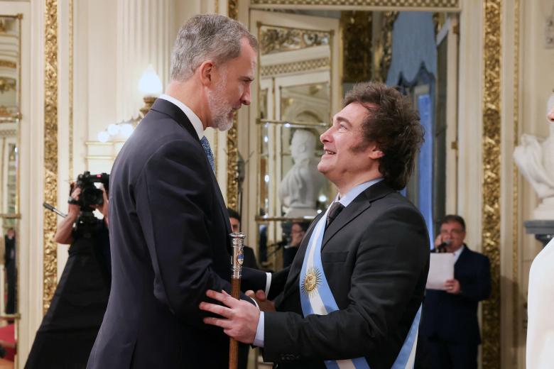 El Rey Felipe VI saludando a Javier Milei, durante la ceremonia en el Palacio Presidencial de la Casa Rosada