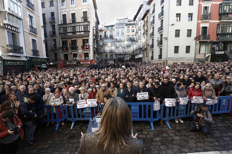 La todavía Cristina Ibarrola se dirige a los manifestantes.