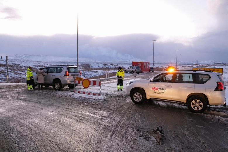 Grindavik (Iceland), 19/12/2023.- Police blocks a road and secures the perimeter after a volcanic eruption near the town of Grindavik, Reykjanes peninsula, Iceland, 19 December 2023. The start of a volcanic eruption was announced by Iceland's Meteorological Office on 18 December night after weeks of intense earthquake activity in the area. (Terremoto/sismo, erupción volcánica, Islandia) EFE/EPA/ANTON BRINK