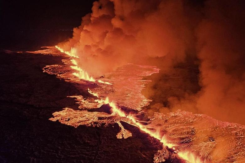 AME5113. GRINDAVÍK (ISLANDIA), 18/12/2023.- Fotografía cedida por Defensa Civil de Islandia donde se observa una erupción volcánica al norte de Grindavík (Islandia). La Oficina Meteorológica y Sismológica de Islandia (MET) informó en las últimas horas de este lunes que un volcán hizo erupción a cerca de 4 kilómetros al noreste de la ciudad de Grindavík. EFE/ Defensa Civil de Islandia (almannavarnadeild)/ SOLO USO EDITORIAL/SOLO DISPONIBLE PARA ILUSTRAR LA NOTICIA QUE ACOMPAÑA (CRÉDITO OBLIGATORIO)MÁXIMA CALIDAD