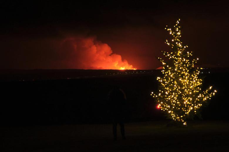 La Oficina Meteorológica de Islandia anunció el inicio de una erupción volcánica la noche del 18 de diciembre después de semanas de intensa actividad sísmica en la zona