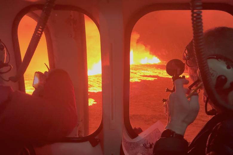 Personal de emergencia y científicos en un helicóptero de la Guardia Costera de Islandia sobrevolando una erupción volcánica en la península de Reykjanes