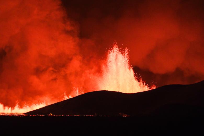 Lava fluyendo en una fisura en la península de Reykjanes, 3 kilómetros al norte de Grindavik, al oeste de Islandia