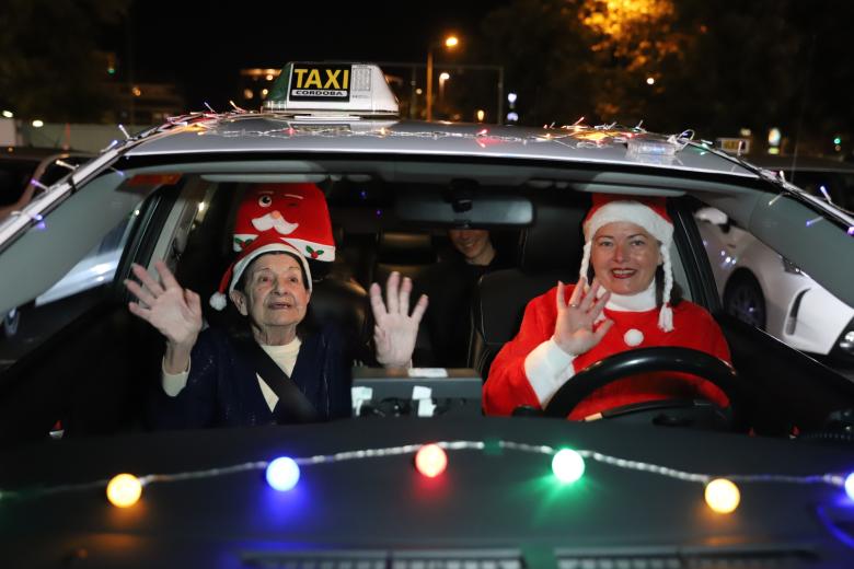 Los taxistas hacen posible la ilusión de la Navidad a los mayores
