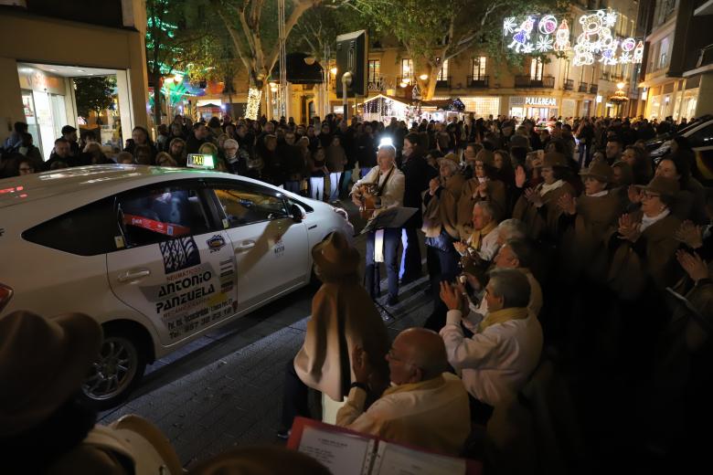 Los taxistas hacen posible la ilusión de la Navidad a los mayores