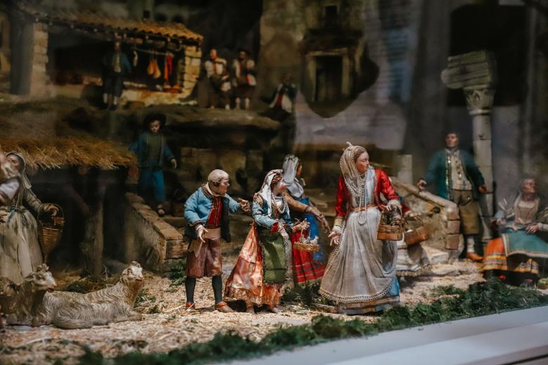 Un valioso conjunto escultórico barroco compuesto por 50 figuras humanas y animales, además de numerosos accesorios, donde se evoca la Natividad con la descripción naturalista de los usos y costumbres del pueblo napolitano en el siglo XVIII.