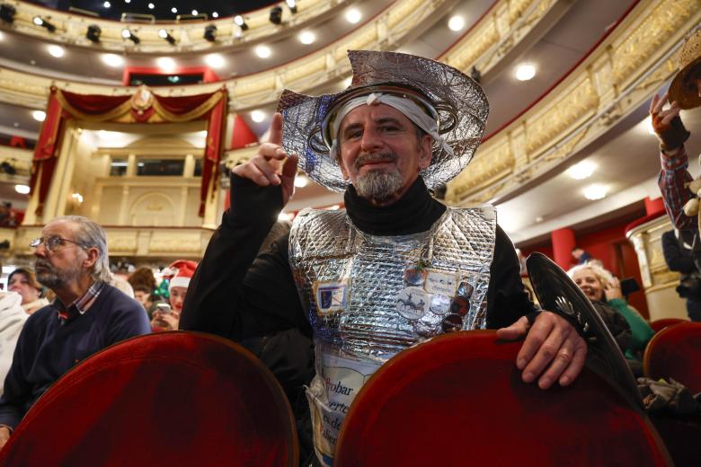 Varias personas hacen cola este viernes ante el Teatro Real de Madrid para asistir al sorteo extraordinario de Navidad de la Lotería Nacional
