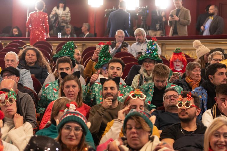 Asistentes durante el Sorteo Extraordinario de la Lotería de Navidad 2023 en el Teatro Real de Madrid, a 22 de diciembre de 2023, en Madrid (España). Hoy se celebra el Sorteo Extraordinario de Navidad 2023, con el que el Estado reparte 2.590 millones de euros en premios entre los 185 millones de décimos de Lotería puestos a la venta. La emisión asciende a 3.700 millones de euros en total, repartiéndose en premios el 70%. El sorteo se celebra mediante el llamado ‘sistema tradicional’, que consiste en dos bombos que contienen uno de ellos los números y el otro, los premios. En esta ocasión el patio de butacas del Teatro Real tiene aforo completo.
22 DICIEMBRE 2023;SORTEO;LOTERÍA;NAVIDAD;PREMIOS;GANADORES;BOMBO
Eduardo Parra / Europa Press
22/12/2023