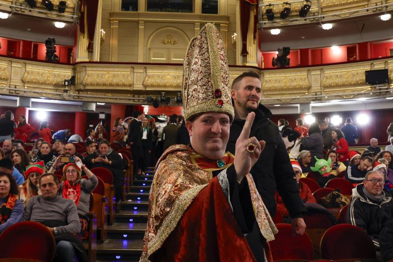 Un hombre disfrazado de Papa asiste en el Teatro Real de Madrid