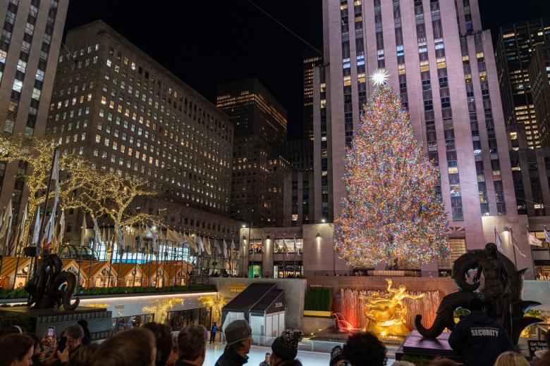 ACOMPAÑA CRÓNICA: EEUU NAVIDAD - AME5017. NUEVA YORK (ESTADOS UNIDOS), 18/12/2023.- Personas se toman fotos en el tradicional árbol de Navidad del Rockefeller Center en Manhattan, el15 diciembre de 2023, en Nueva York (EE.UU.). La Navidad en Nueva York, como en el resto de las grandes metrópolis del mundo, ha perdido casi por completo su original sentido religioso y se reduce a poco más que un pino decorado con figuritas intrascendentes y luces, así como coronas vegetales, aunque en esta ciudad la corrección política llega a extremos un tanto peculiares. El tradicional saludo de 'Feliz Navidad' ('Merry Christmas') ya cayó en desuso: en esta ciudad poblada por gentes de todas las razas y religiones se ha optado hace tiempo por el más neutral 'Felices fiestas', y las escuelas ya no dan 'vacaciones de Navidad', sino 'vacaciones de invierno'. EFE/ Angel Colmenares