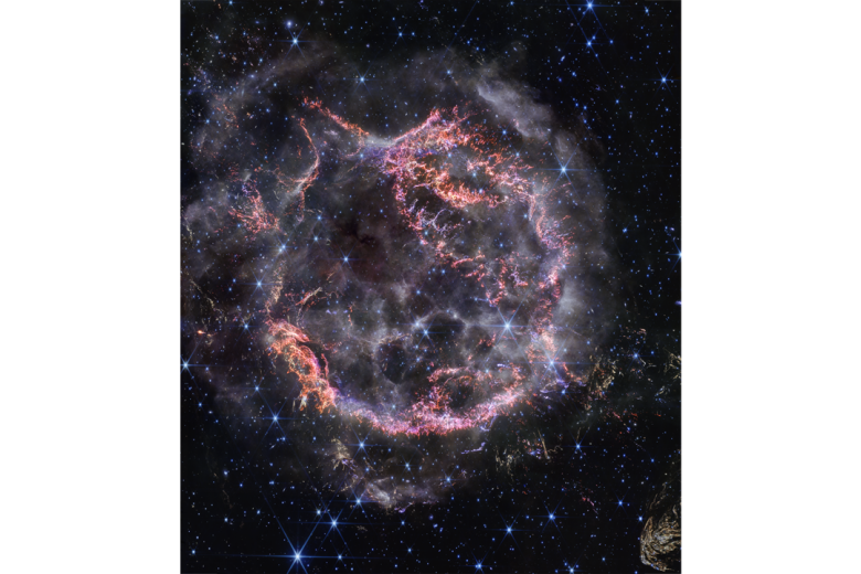 Cassiopeia A

La imagen revela «detalles intrincados del remanente de supernova Cassiopeia A y muestra la capa de material en expansión chocando contra el gas desprendido por la estrella antes de explotar. Los colores más notables en la imagen son grupos de naranja brillante y rosa claro que forman la capa interna del remanente de supernova. Estos pequeños nudos de gas, compuestos de azufre, oxígeno, argón y neón de la propia estrella dan a los investigadores una pista de cómo la estrella moribunda se hizo añicos como cristal cuando explotó.

Los alrededores del caparazón interior principal parecen humo de una fogata. Esto marca el lugar donde el material expulsado de la estrella que explotó choca contra el material circunestelar circundante. Los investigadores dicen que este color blanco es la luz de la radiación sincrotrón, generada por partículas que viajan a velocidades extremadamente altas y giran en espiral alrededor de líneas de campo magnético».