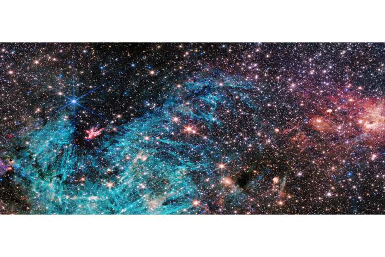 Sagitario C

La imagen revela una región de 50 años luz de ancho del denso centro de la Vía Láctea y en ella brillan unas 500.000 estrellas.

«Una vasta región de hidrógeno ionizado, mostrada en cian, envuelve una nube oscura en el infrarrojo, que es tan densa que bloquea la luz de las estrellas distantes detrás de ella. Un grupo de protoestrellas están produciendo flujos que brillan como una hoguera en la base de la gran nube oscura infrarroja, lo que indica que están emergiendo y pronto se unirán a las filas de las estrellas más maduras que los rodean».

«Los investigadores dicen que apenas han comenzado a profundizar en la riqueza de datos de alta resolución sin precedentes que Webb ha proporcionado sobre esta región, y muchas características merecen un estudio detallado. Esto incluye las nubes de color rosa en el lado derecho de la imagen, que nunca se habían visto con tanto detalle»