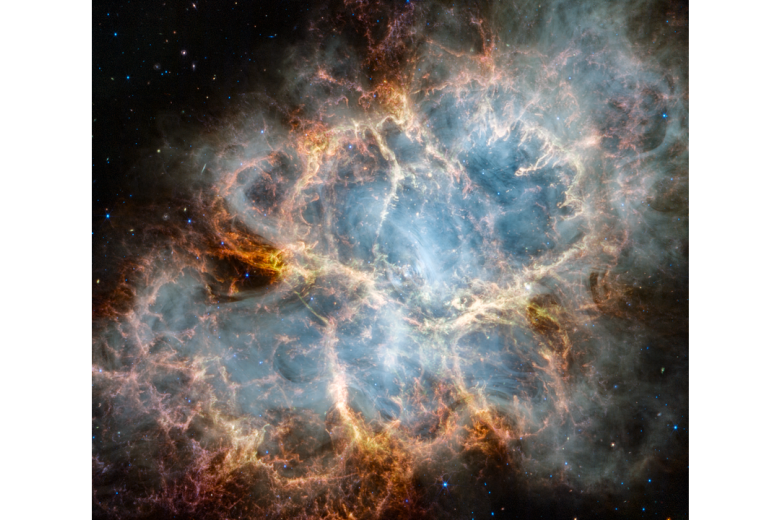 Nebulosa del Cangrejo

«De manera similar a la imagen de longitud de onda óptica del Hubble publicada en 2005, con Webb el remanente de esta supernova arece estar compuesto por una estructura nítida, en forma de jaula, de filamentos esponjosos de gas de color rojo anaranjado que trazan azufre doblemente ionizado. Entre el interior del remanente, crestas esponjosas de color amarillo, blanco y verde forman estructuras en forma de bucle a gran escala, que representan áreas donde residen las partículas de polvo».

«El área interior está compuesta de material lechoso translúcido. Este material blanco es radiación sincrotrón, que se emite en todo el espectro electromagnético pero que se vuelve particularmente vibrante gracias a la sensibilidad y resolución espacial de Webb. Es generado por partículas aceleradas a velocidades extremadamente altas mientras giran alrededor de líneas de campo magnético».

«En el centro de esta estructura en forma de anillo hay un punto blanco brillante: una estrella de neutrones que gira rápidamente».
