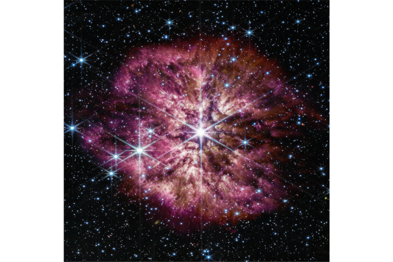 WR 124

«La luminosa y caliente estrella Wolf-Rayet 124 (WR 124), en el centro de la imagen, muestra los picos de difracción característicos de la cámara de infrarrojo cercano (NIRCam) de Webb, causados ​​por la estructura física del propio telescopio. NIRCam equilibra eficazmente el brillo de la estrella con el gas y el polvo más débiles que la rodean, mientras que el Instrumento de infrarrojo medio (MIRI) de Webb revela la estructura de la nebulosa».

«Las estrellas y galaxias de fondo pueblan el campo de visión y se asoman a través de la nebulosa de gas y polvo que ha sido expulsada de la envejecida estrella masiva a lo largo de 10 años luz a través del espacio. En la estructura de la nebulosa se puede leer una historia de los episodios pasados ​​de masa de la estrella. En lugar de capas lisas, la nebulosa se forma a partir de eyecciones asimétricas y aleatorias. Brillantes acumulaciones de gas y polvo parecen renacuajos nadando hacia la estrella, con colas ondeando detrás de ellos, empujadas hacia atrás por el viento estelar».