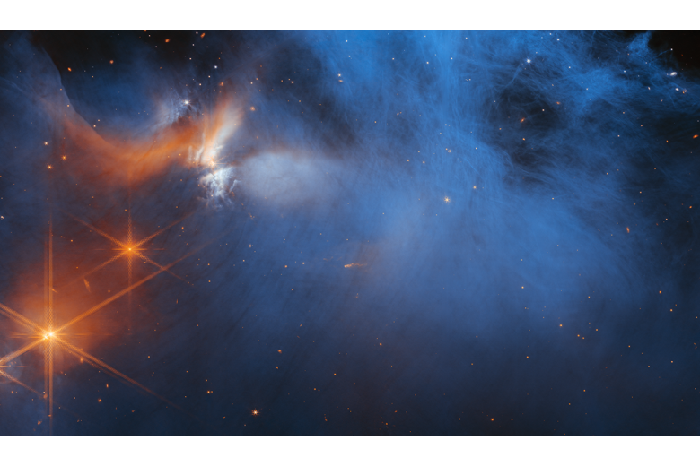 Nebulosa oscura Camaleón 1

La nube molecular oscura Camaleón 1 se encuentra a 630 años luz de distancia. «El frío y tenue material de la nube (azul, centro) está iluminado en infrarrojo por el brillo de la joven protoestrella Ced 110 IRS 4 (naranja, arriba a la izquierda). La luz de numerosas estrellas en el fondo, que se ven como puntos anaranjados detrás de la nube, puede usarse para detectar hielos en la nube, que absorben la luz de las estrellas que los atraviesa».

«Un equipo internacional de astrónomos ha informado del descubrimiento de diversos hielos en las regiones más oscuras de una fría nube molecular medida hasta la fecha mediante el estudio de esta región. Este resultado permite a los astrónomos examinar las moléculas heladas simples que se incorporarán a futuros exoplanetas, al tiempo que abre una nueva ventana sobre el origen de moléculas más complejas que son el primer paso en la creación de los componentes básicos de la vida».