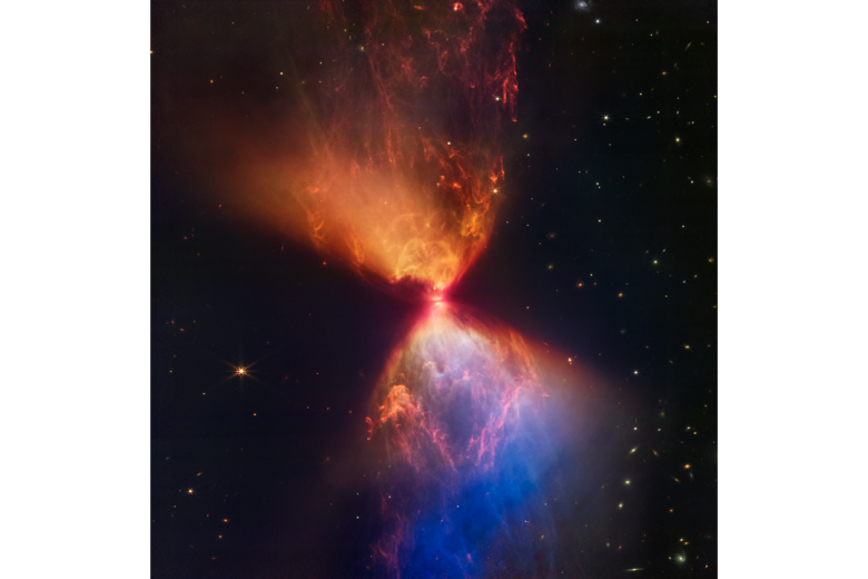 L1527 y Protoestrella

«La protoestrella dentro de la nube oscura L1527 está incrustada dentro de una nube de material que alimenta su crecimiento. Las eyecciones de la estrella han limpiado cavidades por encima y por debajo de ella, cuyos límites brillan en naranja y azul en esta vista infrarroja. La región central superior muestra formas de burbujas debido a los 'eructos' estelares o eyecciones esporádicas. Webb también detecta filamentos hechos de hidrógeno molecular que han sido impactados por eyecciones estelares pasadas. Los bordes de las cavidades en la parte superior izquierda e inferior derecha parecen rectos, mientras que los límites en la parte superior derecha e inferior izquierda son curvos. La región en la parte inferior derecha aparece azul, ya que hay menos polvo entre ella y Webb que las regiones naranjas encima».