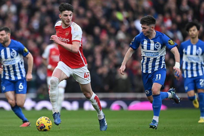 Brighton's Scottish midfielder #11 Billy Gilmour (2R) chases down Arsenal's English midfielder #41 Declan Rice during the English Premier League football match between Arsenal and Brighton and Hove Albion at the Emirates Stadium in London on December 17, 2023. (Photo by JUSTIN TALLIS / AFP) / RESTRICTED TO EDITORIAL USE. No use with unauthorized audio, video, data, fixture lists, club/league logos or 'live' services. Online in-match use limited to 120 images. An additional 40 images may be used in extra time. No video emulation. Social media in-match use limited to 120 images. An additional 40 images may be used in extra time. No use in betting publications, games or single club/league/player publications. /