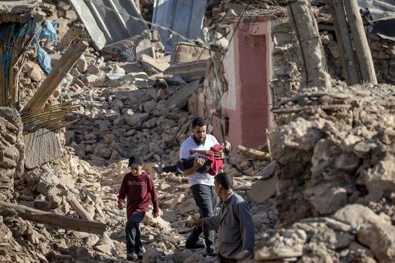 El pasado 8 de septiembre, un potente terremoto de magnitud 6,8 sacudió Marruecos a 18,5 km de profundidad. El epicentro se produjo en las montañas del Alto Atlas, a 71 kilómetros al suroeste de Marrakech, causando más de 2.900 muertes y unas 2.500 personas heridas en Al-Haouz- el epicentro- y en las provincias de Taroudant. Se trata del temblor más fuerte que ha sufrido Marruecos en 120 años.