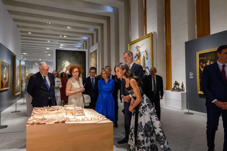 Los Reyes inauguran la Galería de las Colecciones Reales en el auditorio del nuevo museo de Patrimonio Nacional junto a Pedro Sánchez. La Galería, situada en el corazón de Madrid, junto al Palacio Real, muestra más de 650 piezas que representan la variedad y riqueza de las Colecciones Reales.