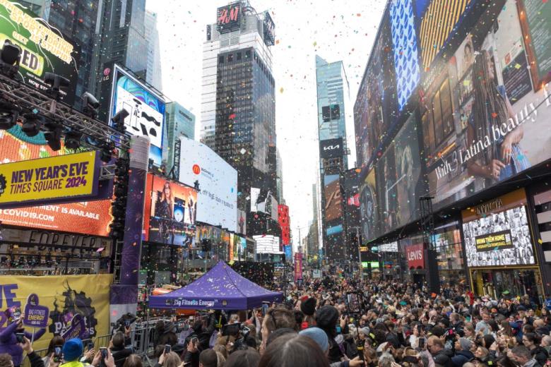 Ambiente en Times Square con prueba de confeti para Nochevieja. Liberarán alrededor de 1360 kg de confeti en la víspera de Año Nuevo, incluidos miles de deseos de personas que los enviaron en el muro de deseos de Año Nuevo en Times Square.