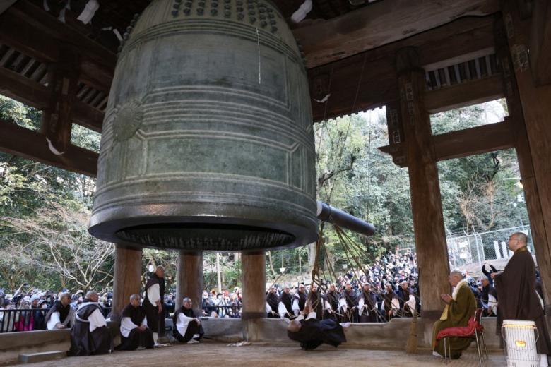 Los monjes del templo Chion-in tiran de las cuerdas para colgar una campana gigante para realizar 'Joya no Kane', una ceremonia de repique de campanas, un ritual budista en la víspera de Año Nuevo en el distrito de Higashiyama, Kioto, el 27 de diciembre de 2023. Suena la gran campana ciento ocho veces durante la víspera de Año Nuevo, ya que 108 representa el número de deseos mundanos.