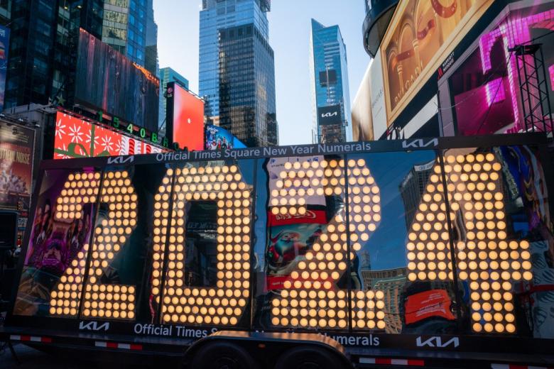 Un cartel con los números 2024 ilumina Times Square en Nueva York. Los números, miden dos metros de altura y están compuestos por un total de 602 bombillas LED de bajo consumo