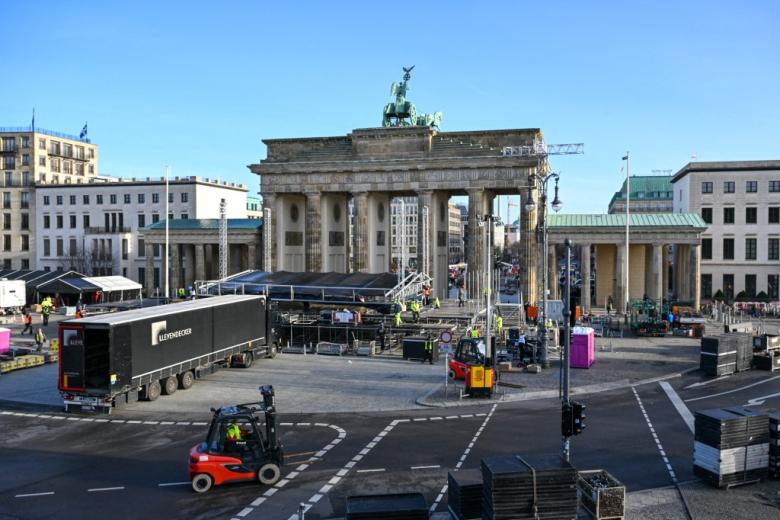 En Berlín preparan el escenario para la fiesta de Nochevieja alrededor de la Puerta de Brandeburgo.