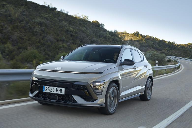 Hyundai Kona, el que es vigente ganador del premio al coche del año en España es una de las apuestas más solventes del año. Su carrocería de cotas comedidas, 4,26 metros de largo, deja paso a un interior muy amplio con motores gasolina, híbridos, enchufables e incluso dos eléctricos puros. Tiene un precio de partida de 28.500 euros