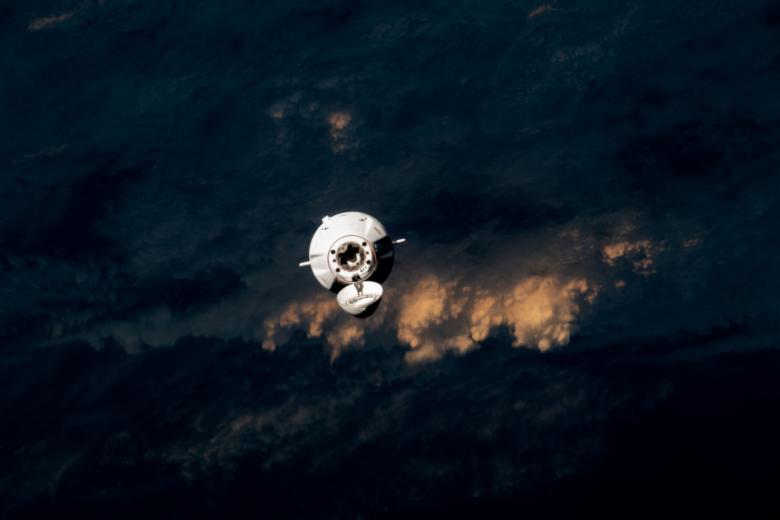 La nave de carga SpaceX Dragon se acerca a la Estación Espacial Internacional para un acoplamiento automatizado menos de un día después del lanzamiento desde el Centro Espacial Kennedy de la NASA