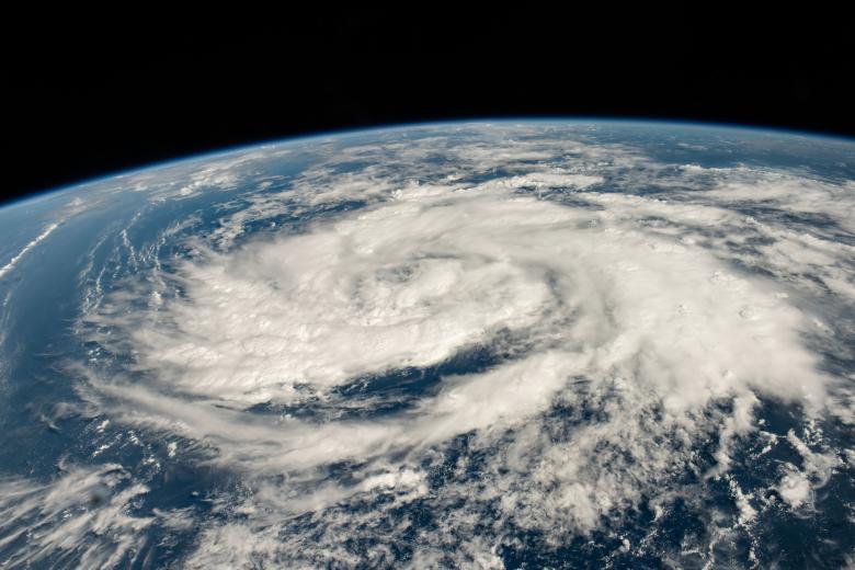 Se muestra una tormenta en el Mar Arábigo a menos de 1.126 kilómetros de la costa de Omán, mientras la Estación Espacial Internacional orbitaba a 418 kilómetros más arriba