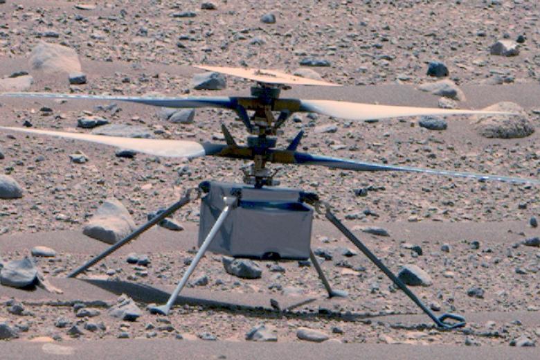 Esta imagen en color mejorada del helicóptero Ingenuity Mars de la NASA fue tomada por el instrumento Mastcam-Z a bordo de Perseverance el 16 de abril de 2023, el día 766, o sol, marciano de la misión del rover