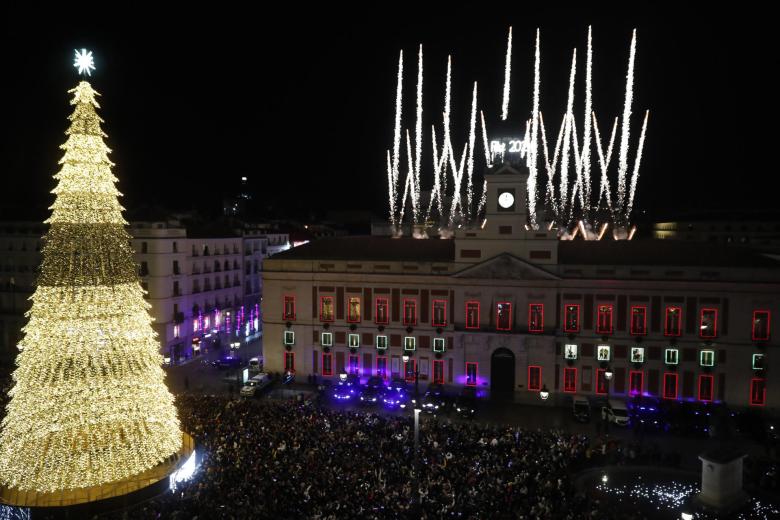 Cientos de personas se reunieron en la Puerta del Sol para recibir con las campanadas de Año Nuevo en Madrid