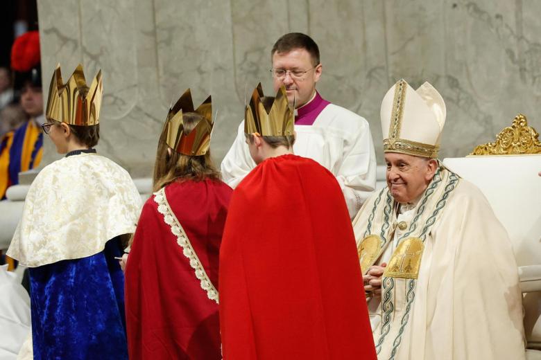 El papa Francisco ha oficiado este lunes la la misa de Año Nuevo en la basílica de San Pedro de El Vaticano. El Sumo Pontífice ha defendido "quien lastima a una sola mujer profana a Dios, nacido de mujer", de la virgen María