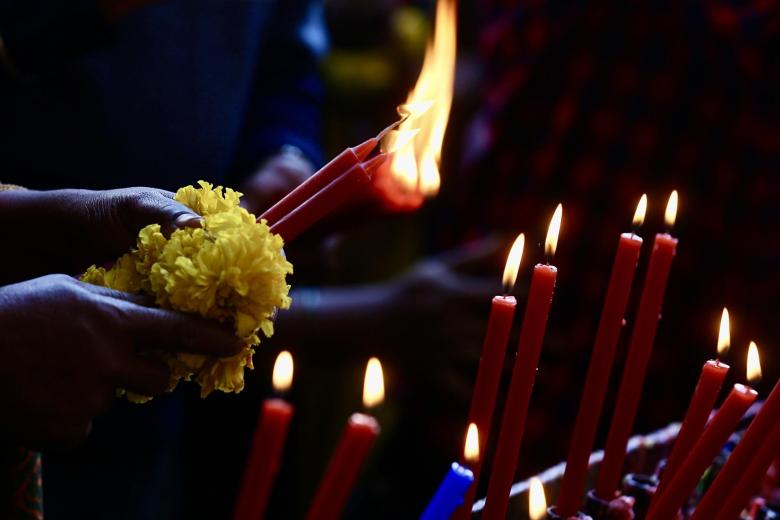 Un feligrés cristiano indio ha encendido unas velas durante las oraciones matutinas del día de Año Nuevo en la Basílica de Santa María en Bangalore, en la India
