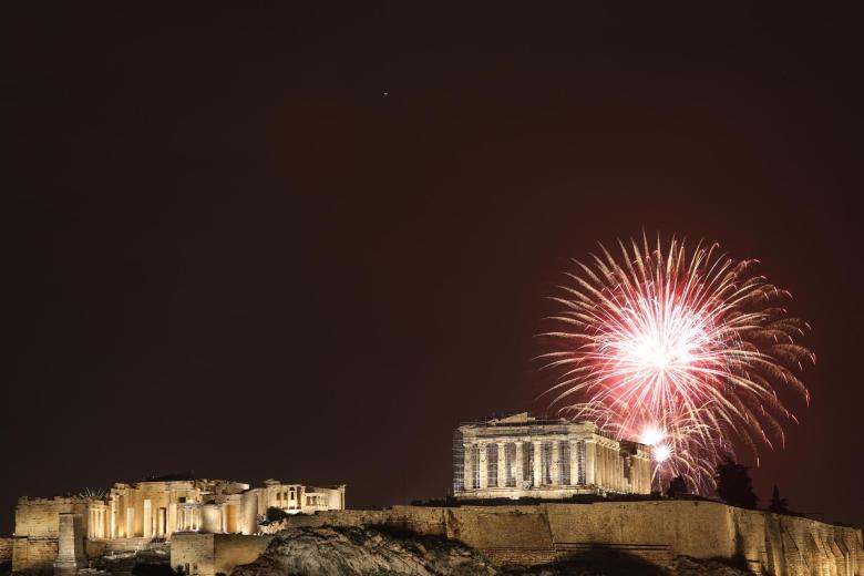 Pasadas las 00:00 de la noche, varios fuegos artificiales iluminaron el cielo de Atenas (Grecia) sobre la Acrópolis para dar la bienvenida al 2024