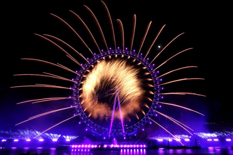 Vista de los fuegos artificiales en el 'London Eye' de Londres (Reino Unido) para celebrar la llegada del 2024