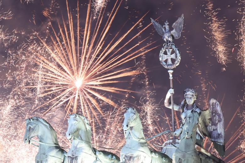 Vista de los fuegos artificiales en la Puerta de Brandenburgo en Berlín (Alemania) durante las celebraciones de Año Nuevo