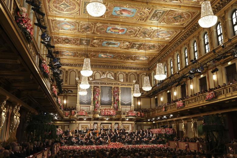 La Orquesta Filarmónica de Viena ha ofrecido este lunes su célebre Concierto de Año Nuevo que, bajo la batuta del maestro alemán Christian Thielemann, ha sido televisado en directo en un centenar de países desde la Sala Dorada del Musikverein de la capital austríaca