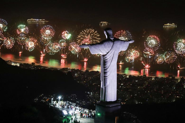 Vista de los fuegos artificiales en el Cristo Redentor en la Playa de Copacabana durante la celebración de Año Nuevo en Río de Janeiro (Brasil)