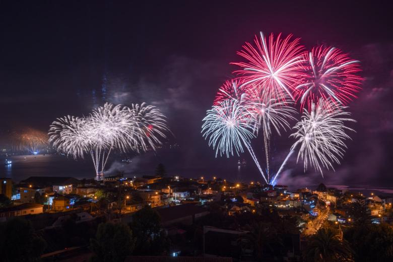Vista del espectáculo de fuegos artificiales de Año Nuevo, en Valparaíso (Chile)