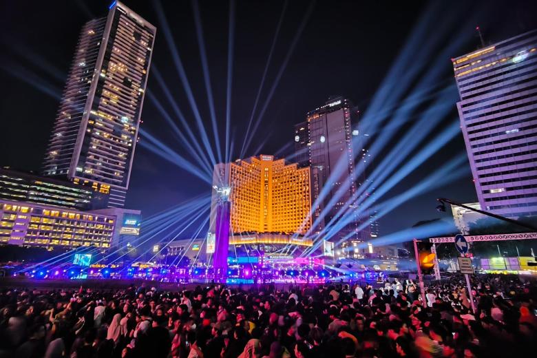 Cientos de personas celebran la llegada del Año Nuevo en Yakarta, Indonesia