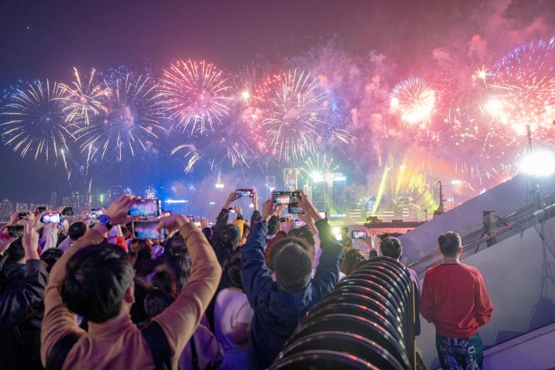 Cientos de personas disfrutan de las celebraciones de Año Nuevo en la bahía Victoria en Hong Kong, China