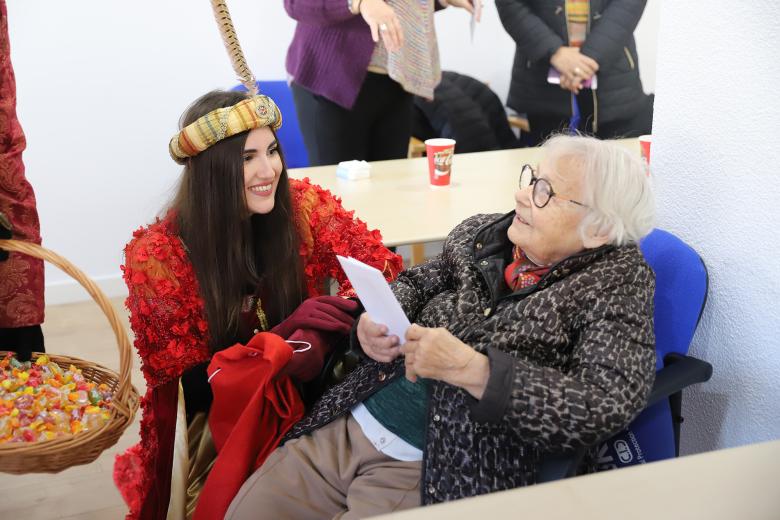 La Asociación Alzheimer Córdoba y el Hospital Reina Sofía reciben la visita del Cartero Real