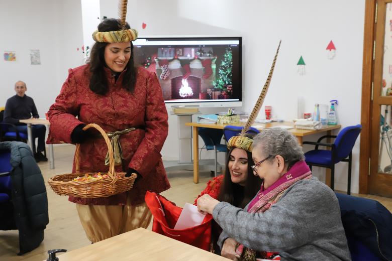 La Asociación Alzheimer Córdoba y el Hospital Reina Sofía reciben la visita del Cartero Real