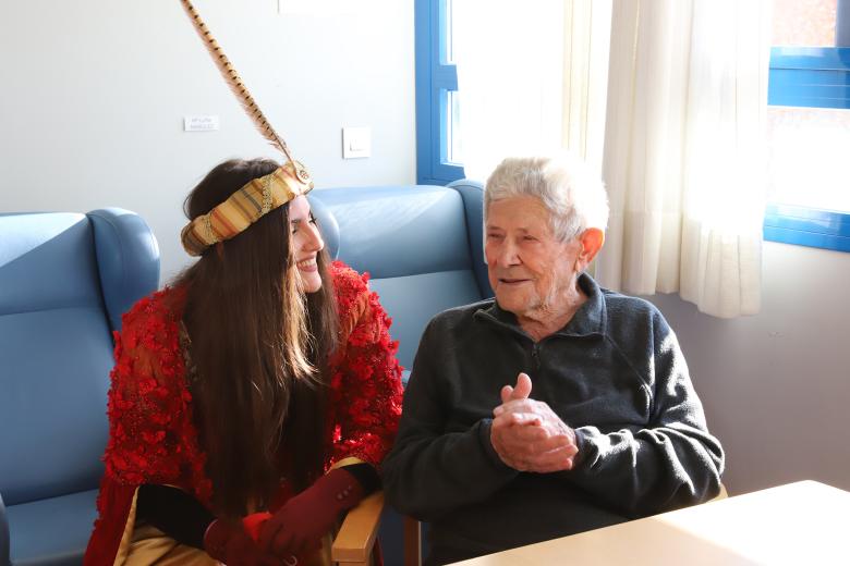 La Asociación Alzheimer Córdoba y el Hospital Reina Sofía reciben la visita del Cartero Real